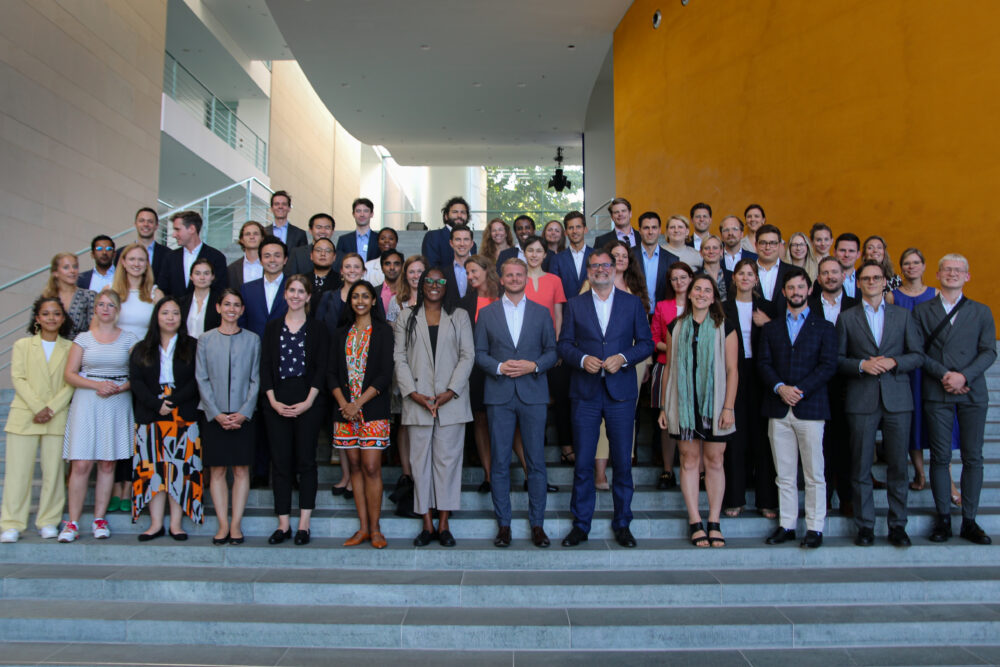 The class of 2023 meets Federal Minister Wolfgang Schmidt at the Federal Chancellery.