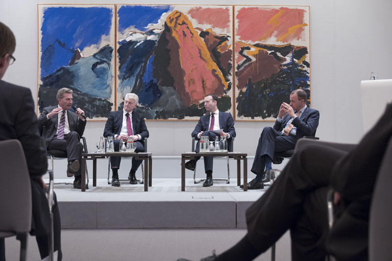 DEU, Duesseldorf, 03.03.2016, „Industrie 4.0 im Standortwettbewerb zwischen Deutschland, Europa und den USA“ Veranstaltung der Atlantik-Bruecke e.V. in den Rauemlichkeiten der Deutsche Bank AG / Königsallee, Begruessung:Friedrich Merz, Vorsitzender, Atlantik-Brücke e.V., Keynote: Günther H. Oettinger, EU-Kommissar für Digitale Wirtschaft und Gesellschaft,Podiumsdiskussion: Dr. Heinrich Hiesinger, Vorstandsvorsitzender, ThyssenKrupp AG, Friedrich Merz, Vorsitzender, Atlantik-Brücke e.V., Guenther H. Oettinger, EU-Kommissar für Digitale Wirtschaft und Gesellschaft, Moderation: Sven Afhueppe, Chefredakteur, Handelsblatt