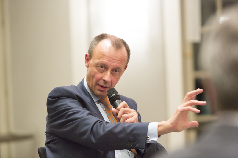 DEU, Duesseldorf, 03.03.2016, „Industrie 4.0 im Standortwettbewerb zwischen Deutschland, Europa und den USA“ Veranstaltung der Atlantik-Bruecke e.V. in den Rauemlichkeiten der Deutsche Bank AG / Königsallee, Begruessung:Friedrich Merz, Vorsitzender, Atlantik-Brücke e.V., Keynote: Günther H. Oettinger, EU-Kommissar für Digitale Wirtschaft und Gesellschaft,Podiumsdiskussion: Dr. Heinrich Hiesinger, Vorstandsvorsitzender, ThyssenKrupp AG, Friedrich Merz, Vorsitzender, Atlantik-Brücke e.V., Guenther H. Oettinger, EU-Kommissar für Digitale Wirtschaft und Gesellschaft, Moderation: Sven Afhueppe, Chefredakteur, Handelsblatt
