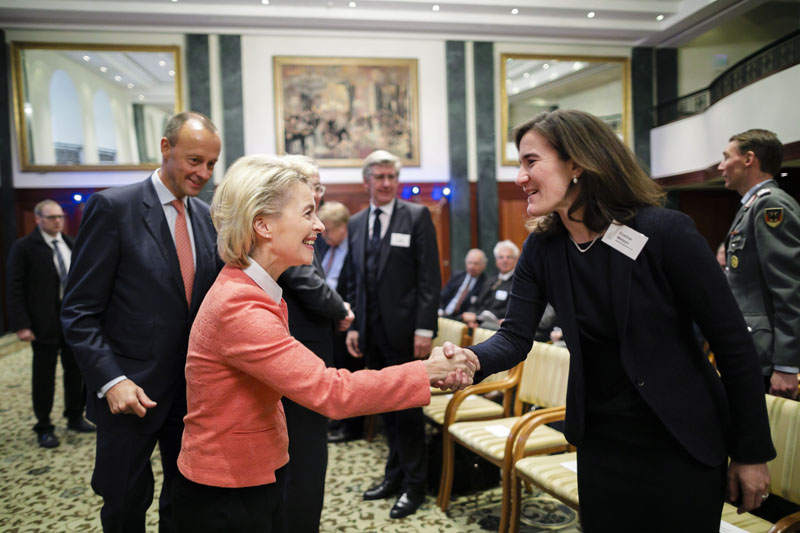Podiusmdisskussion mit Bundesverteidigungsministerin Ursula von der Leyen zum Thema ' Eine neue deutsche Sicherheitspolitik? - Kurs- und Standortbestimmung Deutschlands in einer Welt der Krisen. 'Berlin, 11.11.2016. Copyright: Thomas Trutschel/ photothek.net/Atlantik-Bruecke e.V.