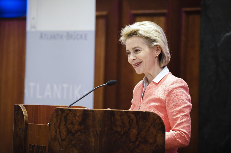Podiusmdisskussion mit Bundesverteidigungsministerin Ursula von der Leyen zum Thema ' Eine neue deutsche Sicherheitspolitik? - Kurs- und Standortbestimmung Deutschlands in einer Welt der Krisen. 'Berlin, 11.11.2016. Copyright: Thomas Trutschel/ photothek.net/Atlantik-Bruecke e.V.