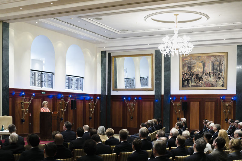 Podiusmdisskussion mit Bundesverteidigungsministerin Ursula von der Leyen zum Thema ' Eine neue deutsche Sicherheitspolitik? - Kurs- und Standortbestimmung Deutschlands in einer Welt der Krisen. 'Berlin, 11.11.2016. Copyright: Thomas Trutschel/ photothek.net/Atlantik-Bruecke e.V.