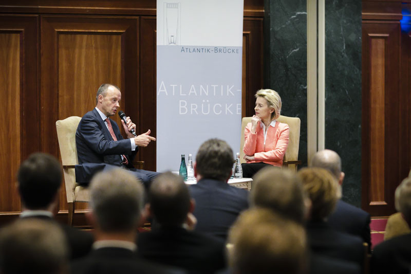 Podiusmdisskussion mit Bundesverteidigungsministerin Ursula von der Leyen zum Thema ' Eine neue deutsche Sicherheitspolitik? - Kurs- und Standortbestimmung Deutschlands in einer Welt der Krisen. 'Berlin, 11.11.2016. Copyright: Thomas Trutschel/ photothek.net/Atlantik-Bruecke e.V.