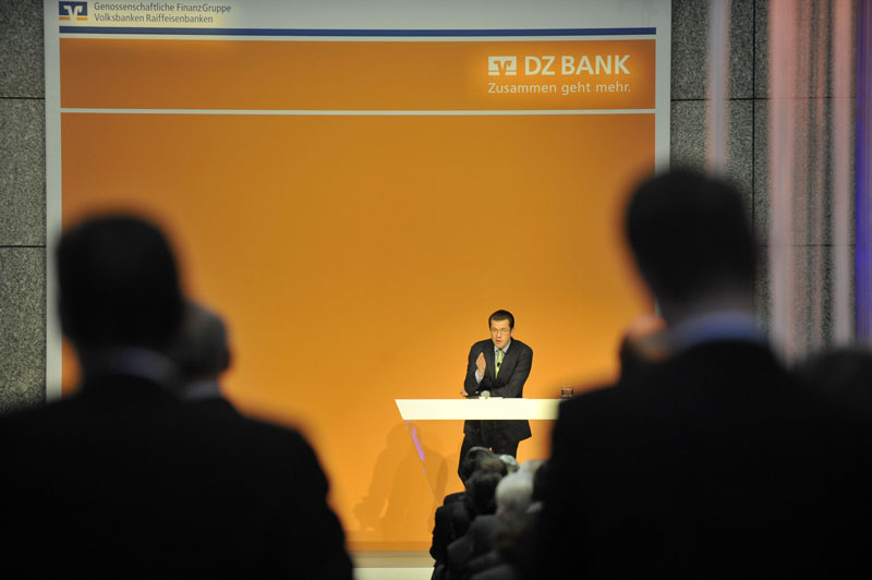 Veranstaltung der Atlantik Brücke Berlin im Wintergarten des DZ BANK AG Hauptsitzes in Frankfurt am Main mit Verteidigungsminister Freiherr Karl Theodor zu Guttenberg am Dienstag, 08.02.2011