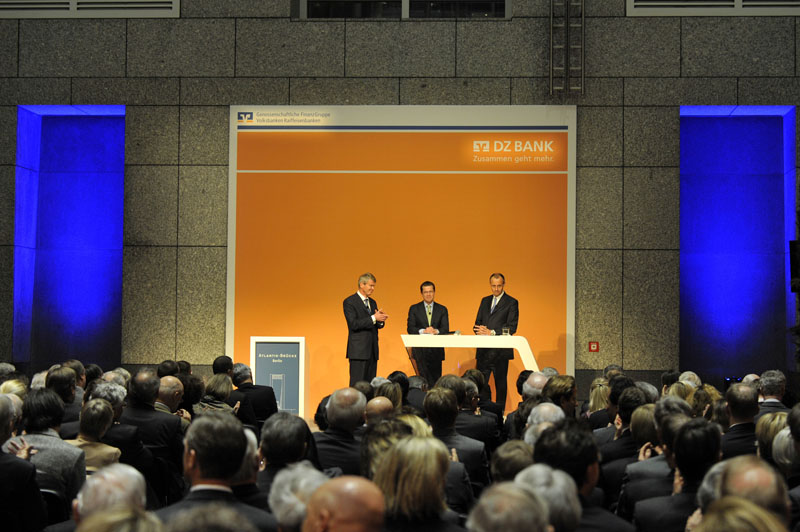 Veranstaltung der Atlantik Brücke Berlin im Wintergarten des DZ BANK AG Hauptsitzes in Frankfurt am Main mit Verteidigungsminister Freiherr Karl Theodor zu Guttenberg am Dienstag, 08.02.2011