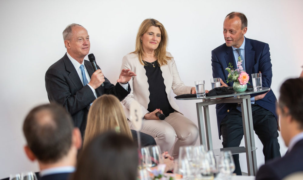 Botschafter John B. Emerson, Tina Hassel und Friedrich Merz (von links) am Vorabend der Deutsch-Amerikanischen Konferenz 2019 in Berlin.