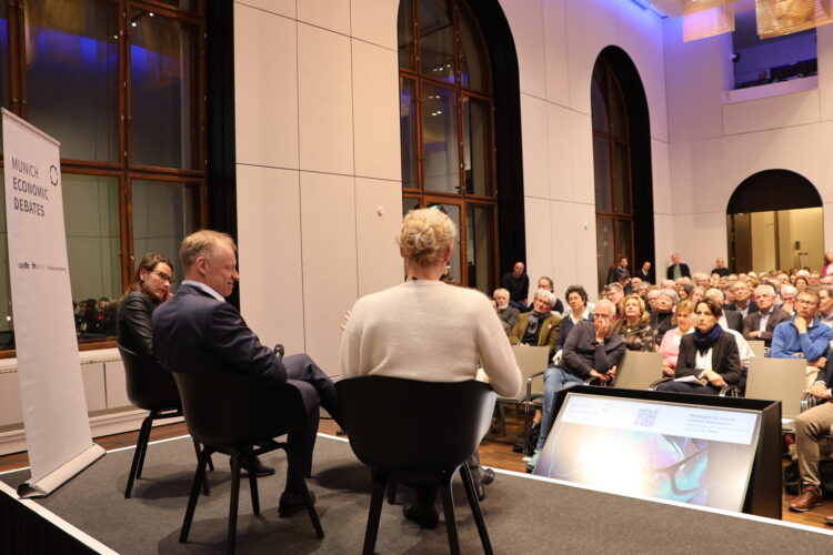 Munich Economic Debates. Auf dem Panel: Lisa Nienhaus, Ressortleiterin Wirtschaft, Süddeutsche Zeitung; Prof. Clemens Fuest, Präsident des Ifo-Instituts für Wirtschaftsforschung; Julia Friedlander, Geschäftsführerin, Atlantik-Brücke.