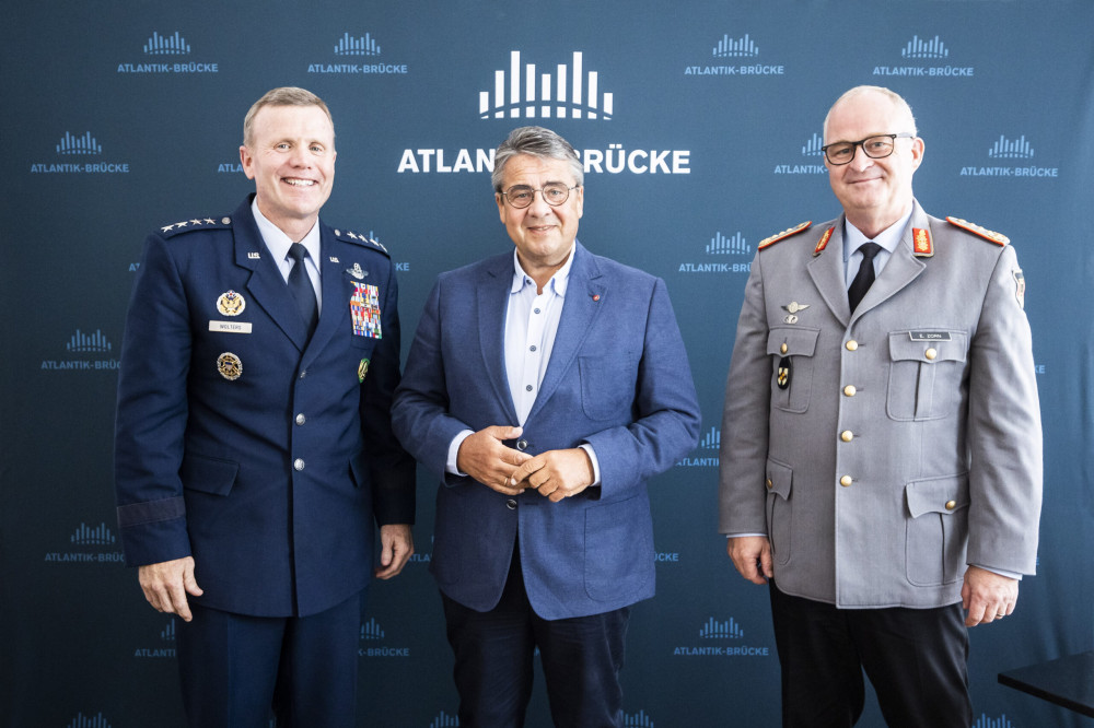 General Tod D. Wolters, Sigmar Gabriel und General Eberhard Zorn (von links).