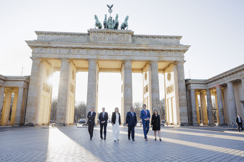 Hoher Besuch am Brandenburger Tor: Dr. Christoph Heusgen, Vorsitzender der Münchner Sicherheitskonferenz, Stéphane Dion, kanadischer Botschafter in der Bundesrepublik, Mélanie Joly, Außenministerin von Kanada, Sigmar Gabriel, Vorsitzender der Atlantik-Brücke, Justin Trudeau, Premierminister von Kanada, und Chrystia Freeland, stellvertretende Premierministerin und Finanzministerin von Kanada (von links).