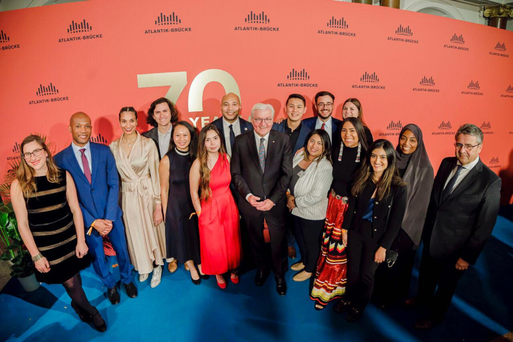 Die New Bridge Fellows mit Bundespräsident Frank-Walter Steinmeier bei der Jubiläumsfeier zu 70 Jahren Atlantik-Brücke