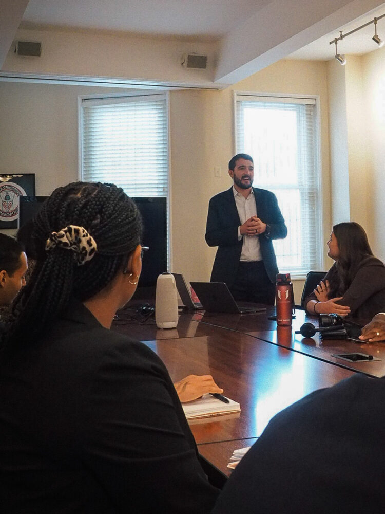 Die New Bridge Fellows in der Embassy of Tribal Nations im Gespräch mit Nicholas Courtney, New Bridge Alumnus, Makah Citizen und Broadband Program Specialist beim U.S. Departent of Commerce