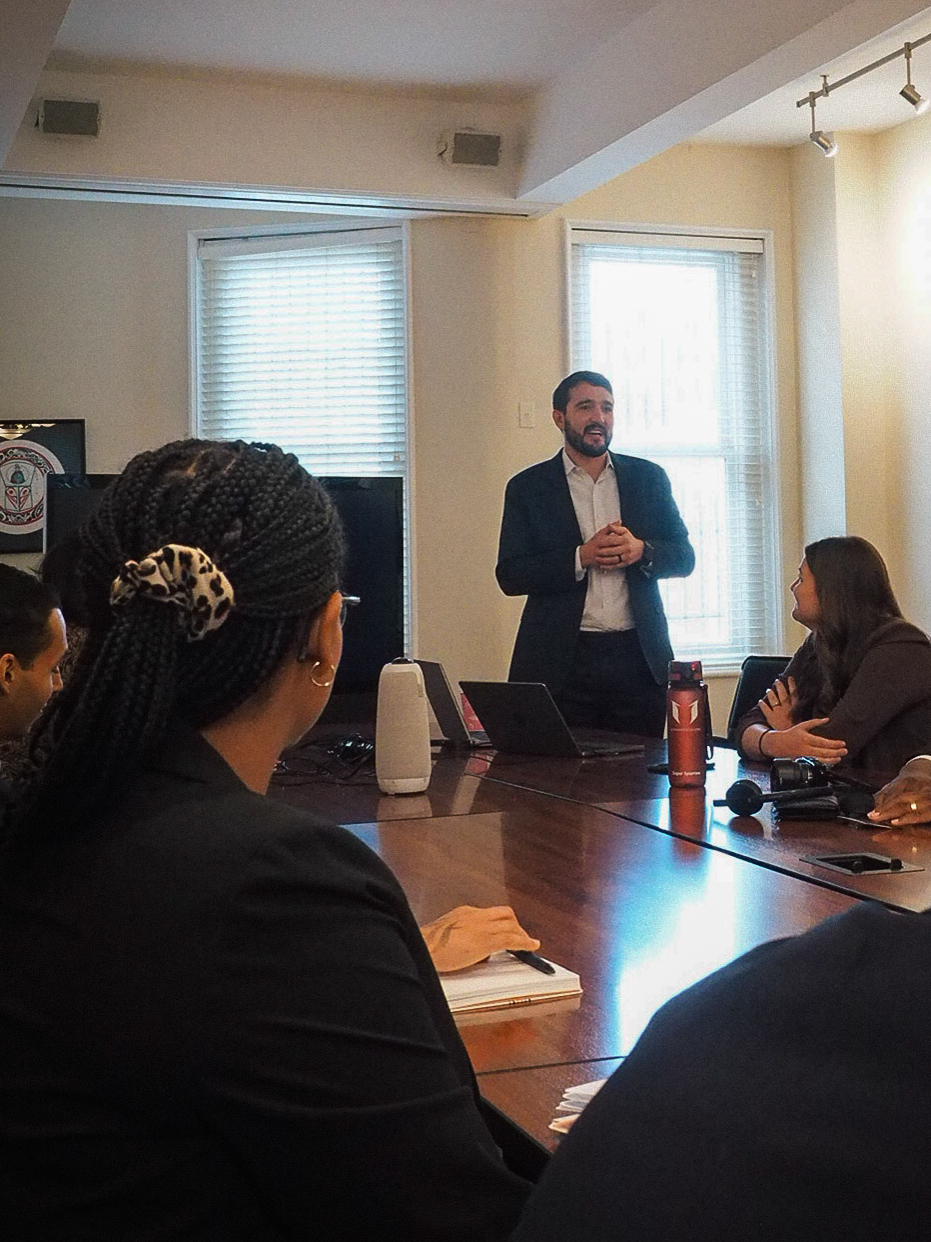 Die New Bridge Fellows in der Embassy of Tribal Nations im Gespräch mit Nicholas Courtney, New Bridge Alumnus, Makah Citizen und Broadband Program Specialist beim U.S. Departent of Commerce