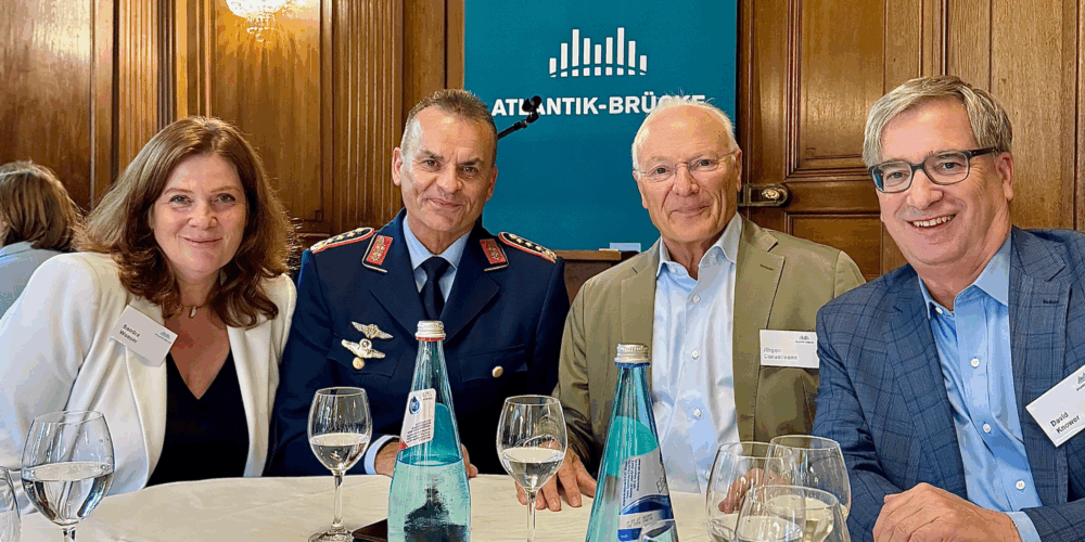 Regionalgruppe Frankfurt: Sandra Weeser, General Christian Badia, Jürgen Conzelmann und David Knower.