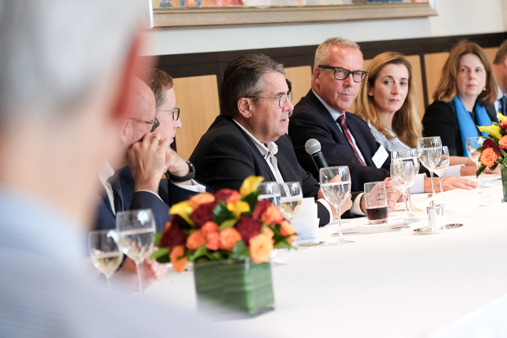 Sigmar Gabriel im Gespräch mit Botschafterin Haber