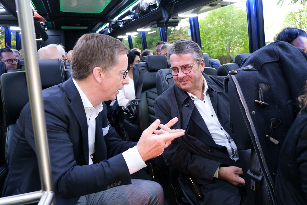 Michael Hüther und Sigmar Gabriel im Gespräch