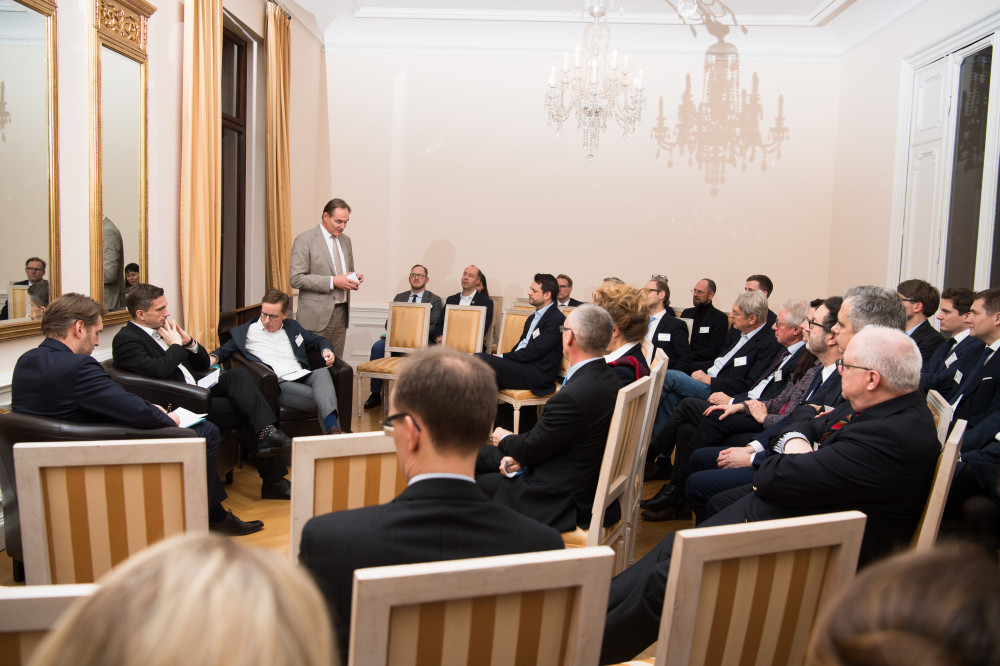 Oberbürgermeister Burkhard Jung begrüßt die Gäste zur Diskussion mit Staatsminister Martin Dulig und Prof. Dr. Michael Hüther in Leipzig