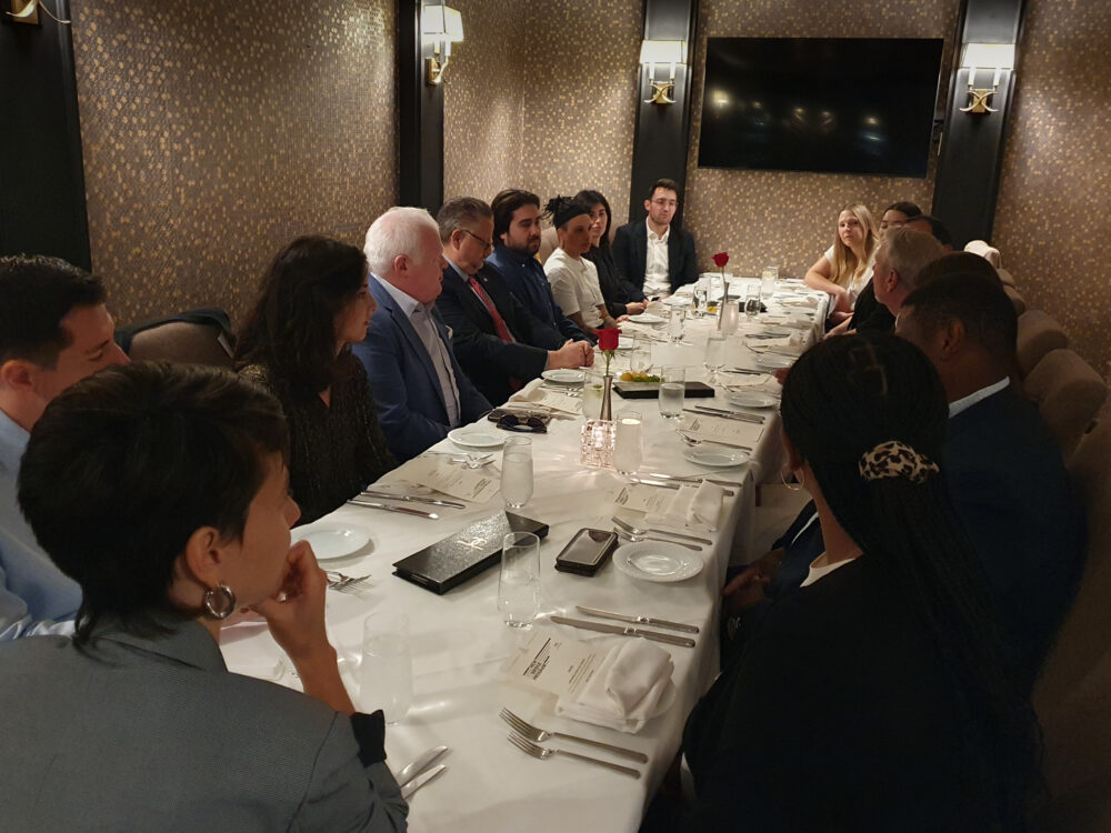 Beim festlichen Abendessen in El Paso mit dem mexikanischen Konsul Mauricio Ibarra Ponce de Leon und El Paso County Judge Ricardo Samaniego
