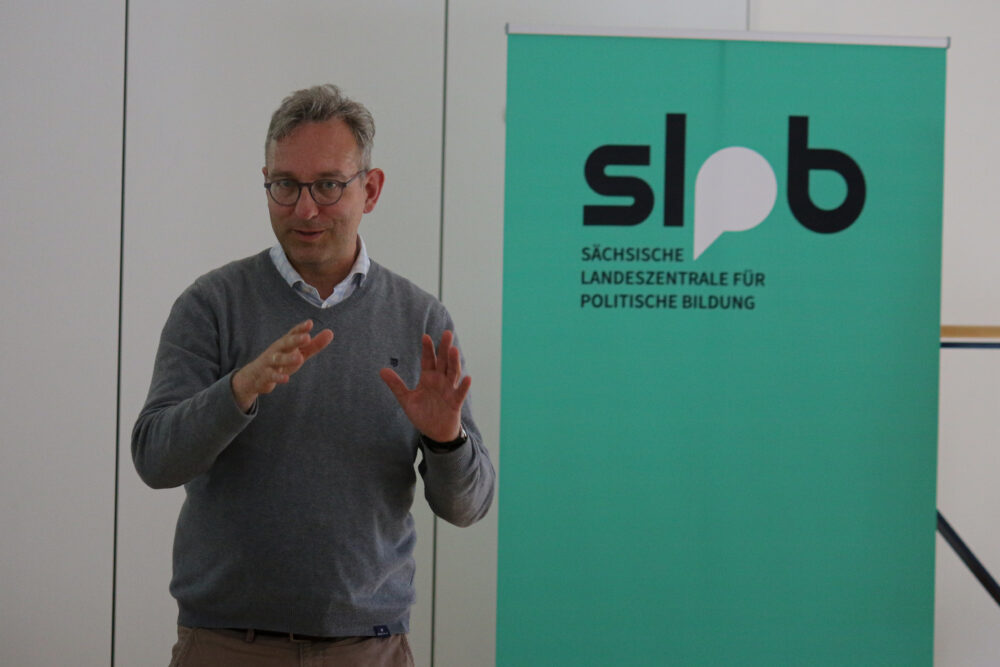 Dr. Roland Löffler, Director of Saxony State Agency for Civic Education discussed the rising populism in Germany with the teachers