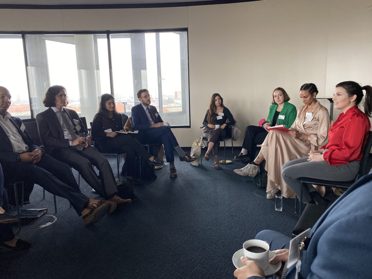 Die Gruppe im Gespräch mit Natalya Nepomnyashcha (Netzwerk Chancen) bei EY