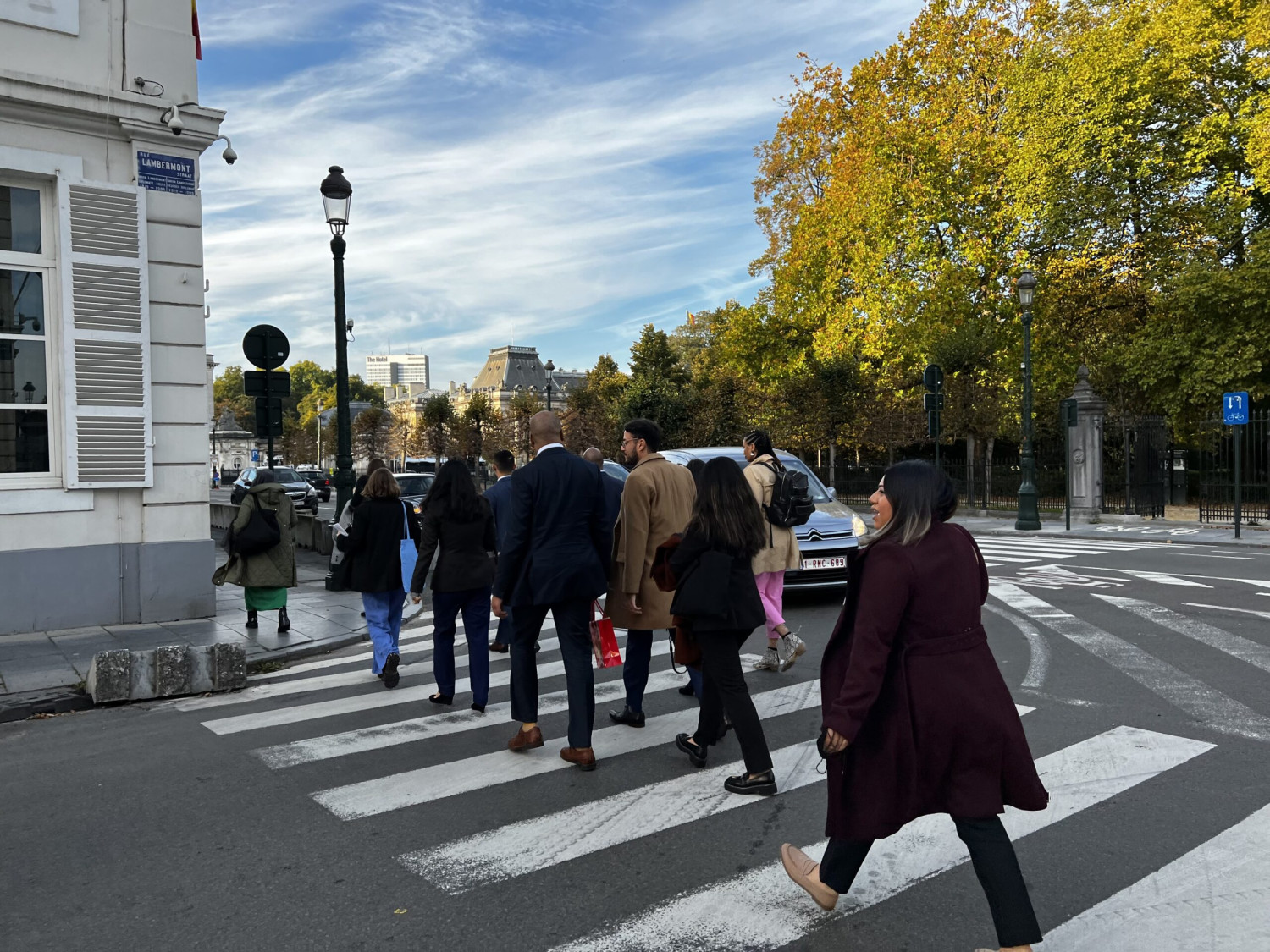Die New Bridge Fellows in Brüssel auf dem Weg zum Europäischen Parlament