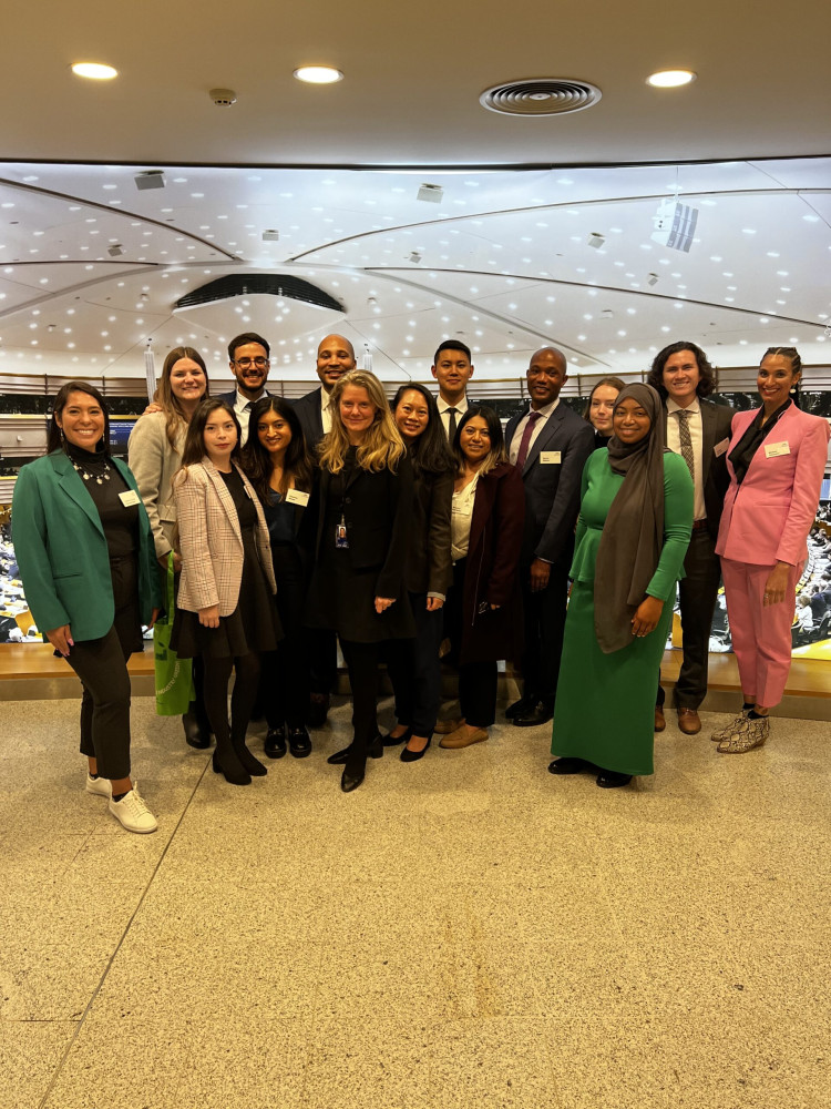 Die New Bridge Fellows mit Henrike Hahn (MdEP, Bündnis 90/Die Grünen) im Europäischen Parlament vor dem Plenarsaal