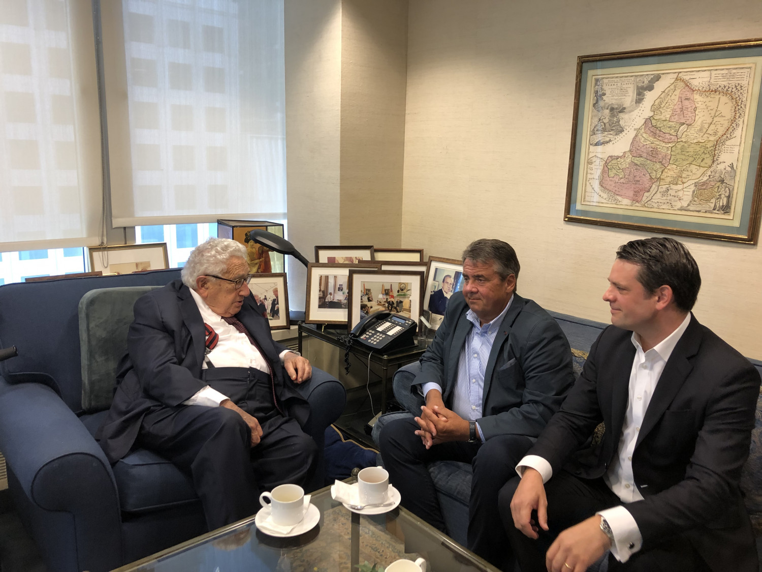 Der ehemalige US-Außenminister Henry Kissinger, Bundesminister a.D. und Vorsitzender der Atlantik-Brücke Sigmar Gabriel, Dr. David Deißner, Geschäftsführer der Atlantik-Brücke