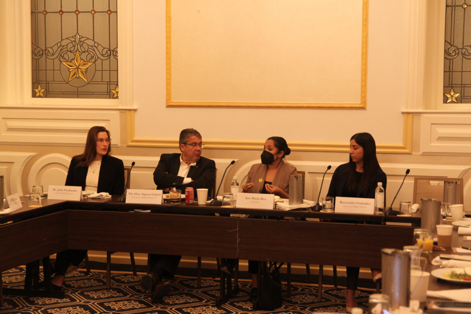 Breakfast Roundtable Diskussion zu Immigration mit Kassandra Gonzalez, Texas Civil Rights Project, und Ana Maria Rea, RAICES
