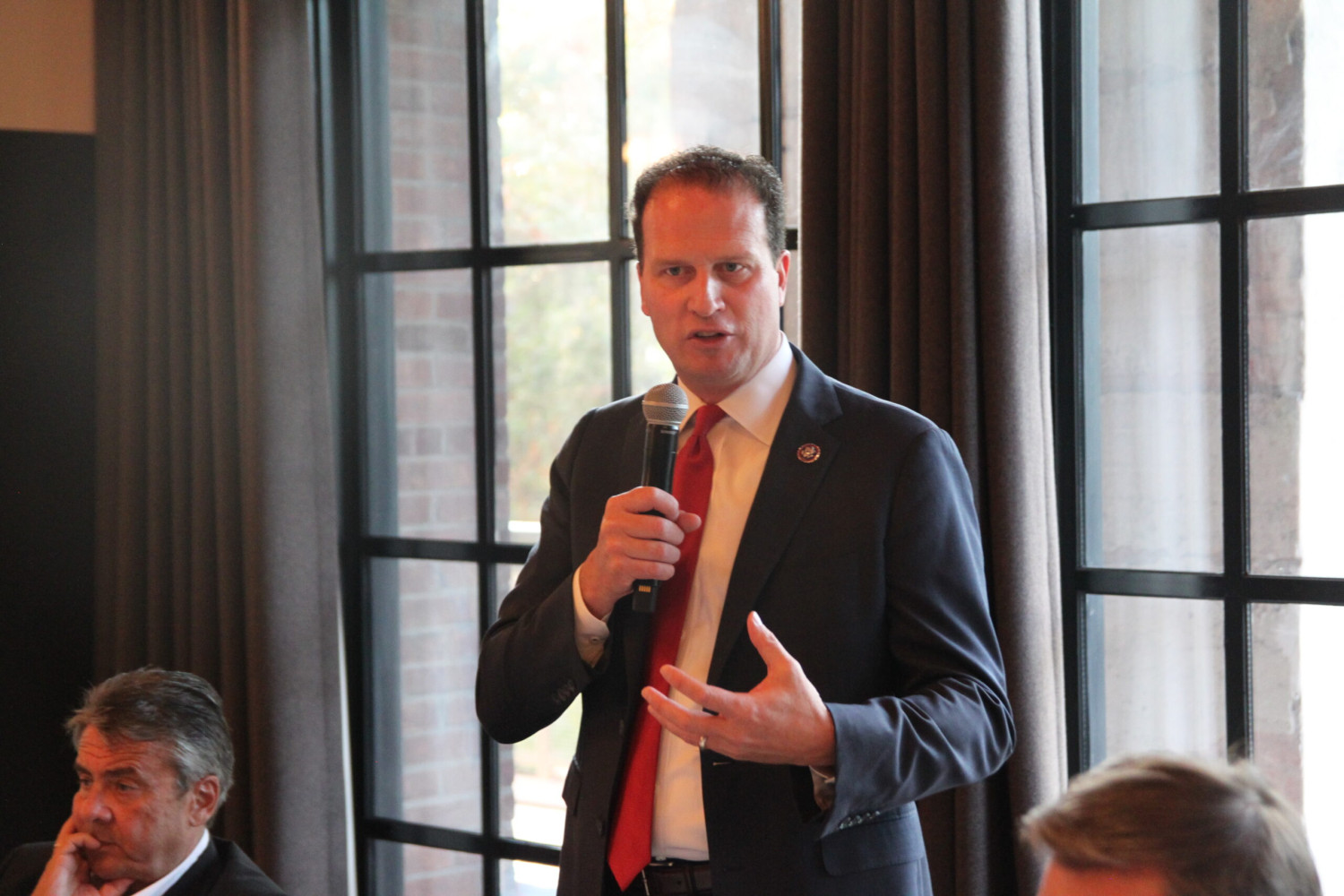 Happy Hour & Dinner Diskussion mit U.S. Rep. August Pfluger (R-TX)