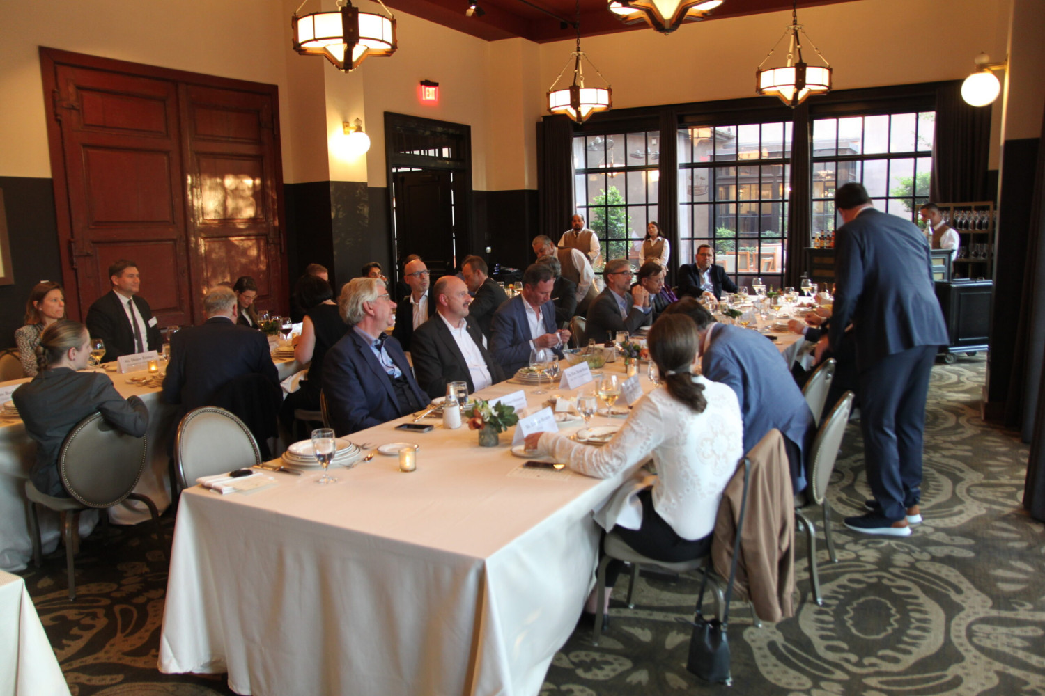 Happy Hour & Dinner Diskussion mit U.S. Rep. August Pfluger (R-TX)