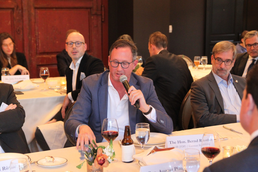 Happy Hour & Dinner Diskussion mit U.S. Rep. August Pfluger (R-TX)