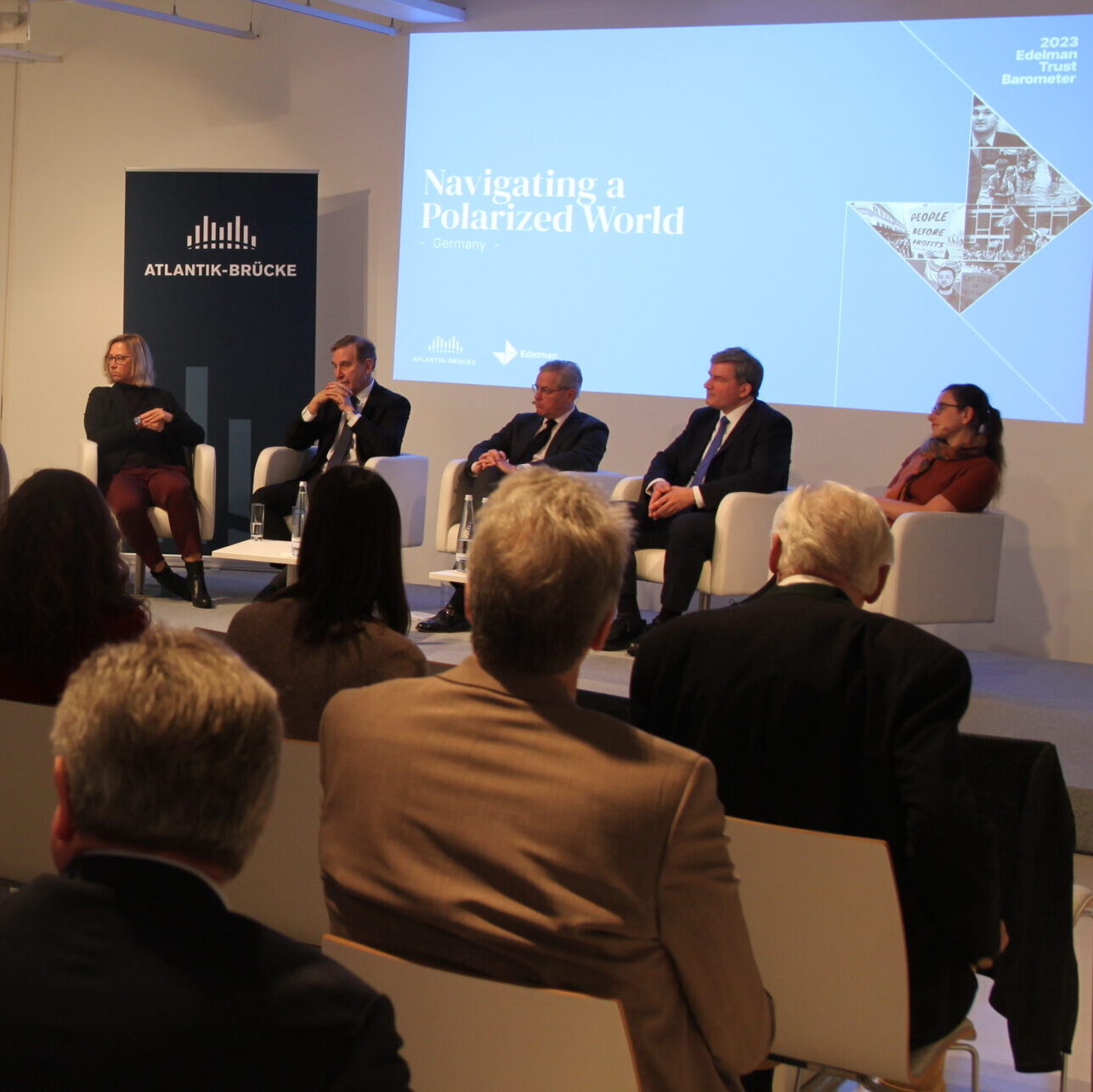 Die Diskussionsteilnehmer erörtern die deutschen Daten des Edelman Trust Barometers 2023.