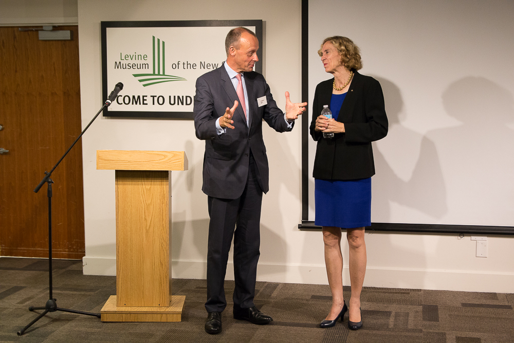 Friedrich Merz mit Jennifer Roberts, Bürgermeisterin von Charlotte, North Carolina, im Levine Museum of the New South