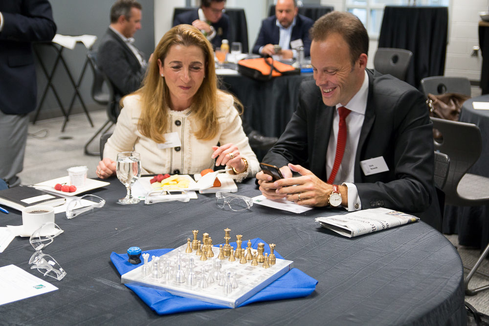 Astrid Hamker und Dirk Nowak testen die von Studenten des Central Piedmont Community College hergestellten Spiele