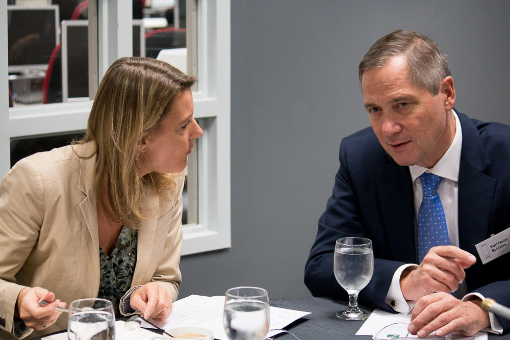 Gespräch zwischen Delegationsmitgliedern Veronique de Waele und Karl-Heinz Schlaiss in Charlotte, North Carolina