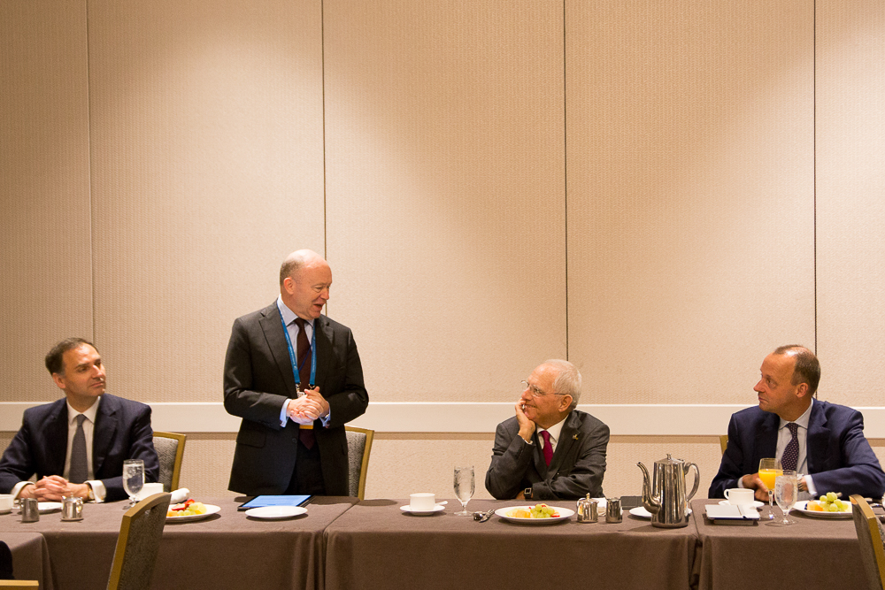 John Cryan begrüßt die Mitglieder und Finanzminister Dr. Wolfgang Schäuble in Washington, DC