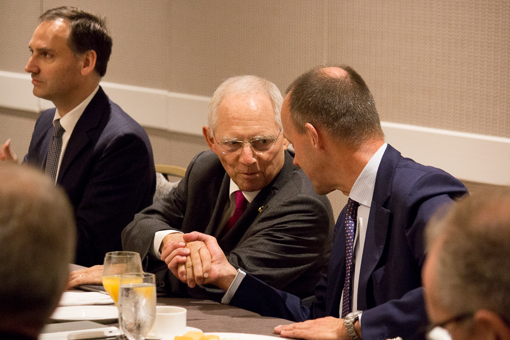 Finanzminister Dr. Wolfgang Schäuble berichtet der Delegation in Washington, DC, über seine Perspektive auf die IWF-Konferenz