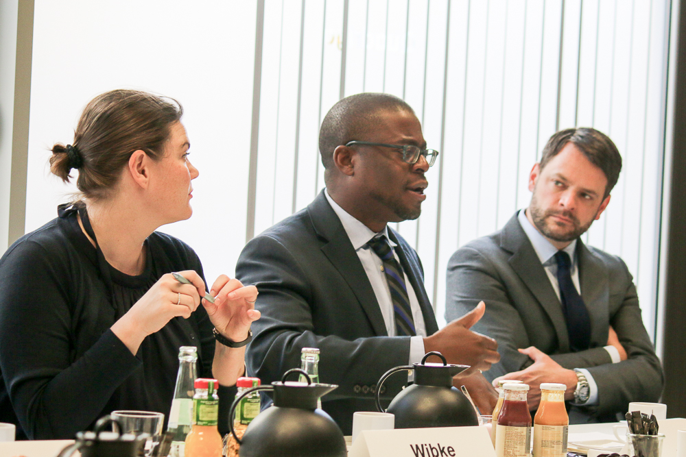 Yaya Fanusie zu Gast bei einer Diskussion der Atlantik-Brücke