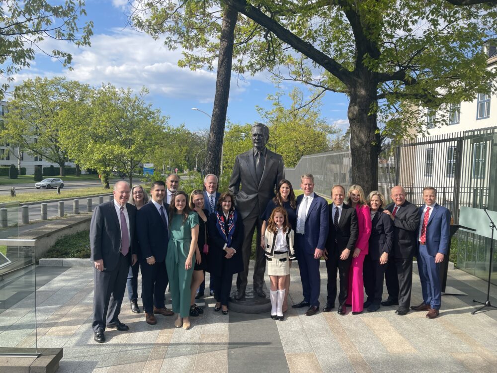 Enthüllung der Statue von Präsident George H.W. Bush in Berlin