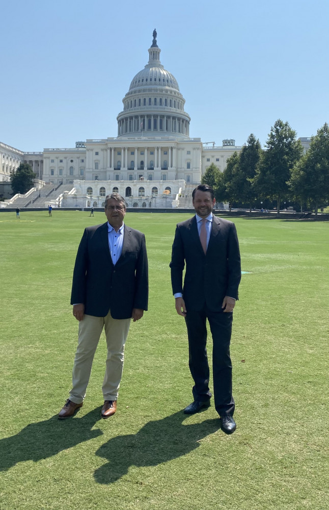 Sigmar Gabriel and David Deißner in front of the Capitol