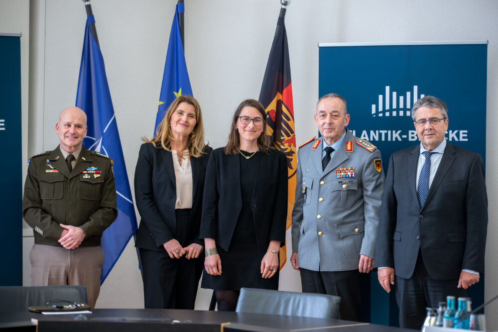 General Christopher G. Cavoli, Tina Hassel, Julia Friedlander, General Carsten Breuer und Sigmar Gabriel.