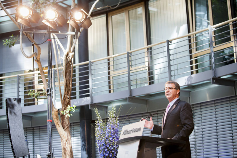 Der Verteidigungsminister der USA Ashton Carter spricht im Allianz Forum bei einer Veranstaltung der Atlantik Bruecke, Berlin, 22.6.2015 Copyright : Raum11/Jan Zappner