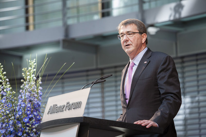 Der Verteidigungsminister der USA Ashton Carter spricht im Allianz Forum bei einer Veranstaltung der Atlantik Bruecke, Berlin, 22.6.2015 Copyright : Raum11/Jan Zappner