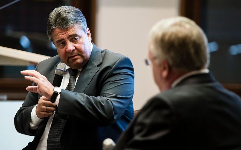Veranstaltung der Atlantik-Brücke in der KfW-Repräsentanz am Gendarmenmarkt mit dem Thema: "Die geostrategischen Implikationen von (Energie-)Unabhängigkeit."
Als Gast und Redner: Bundesminister Sigmar Gabriel
Copyright: raum11/Gregor Fischer, 06.10.2014