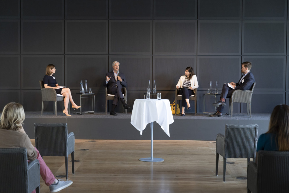 Andreas Dombret und Andrea Stürmer in conversation with the Young Leaders