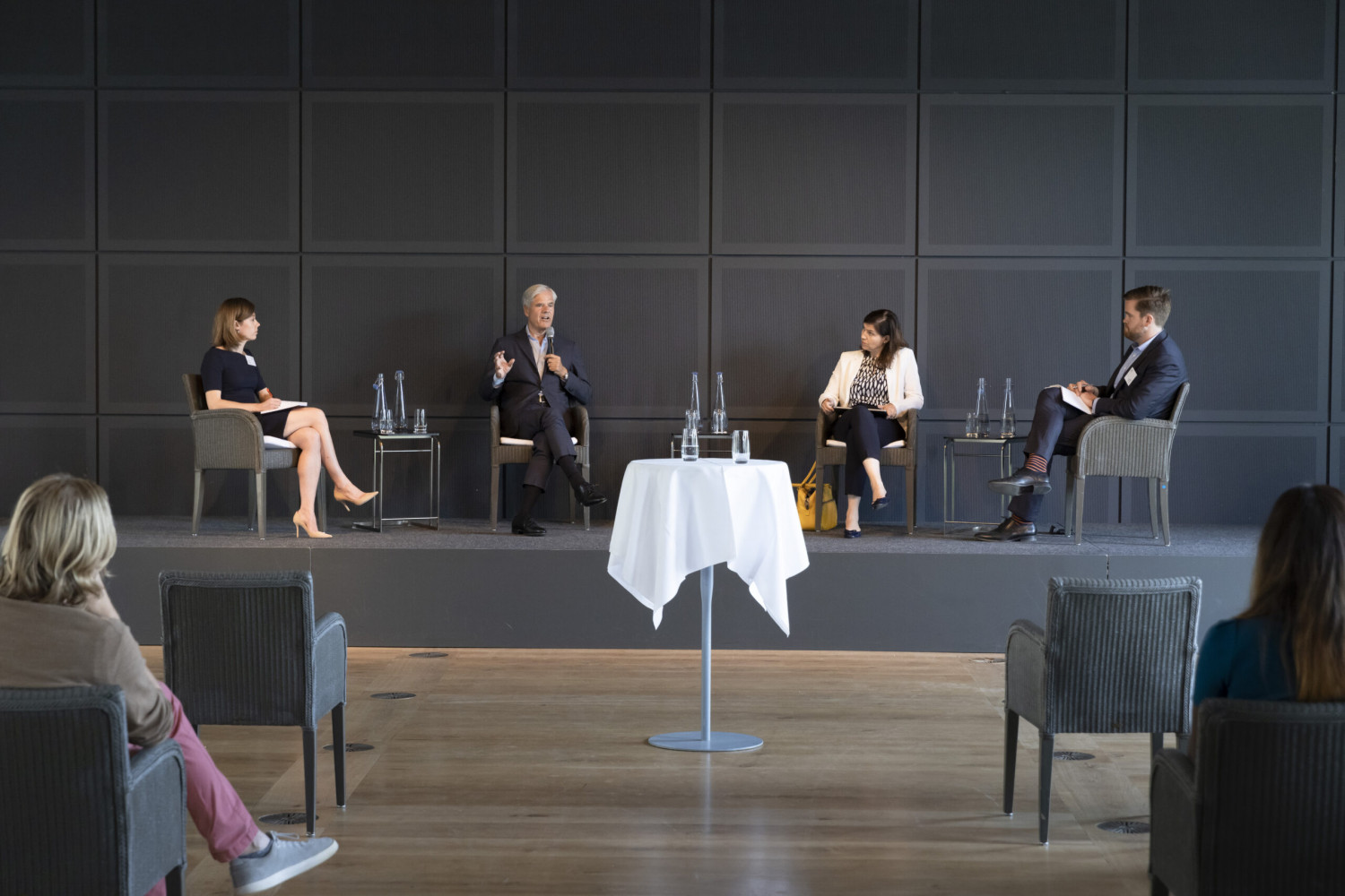 Andreas Dombret und Andrea Stürmer in conversation with the Young Leaders