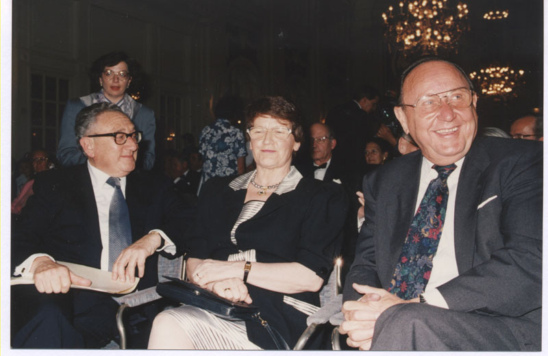 From left to right: Henry Kissinger, Rita Süssmuth and Hans-Dietrich Genscher at the presentation of the Erich M. Warburg Prize to H. Kissinger, 1992
