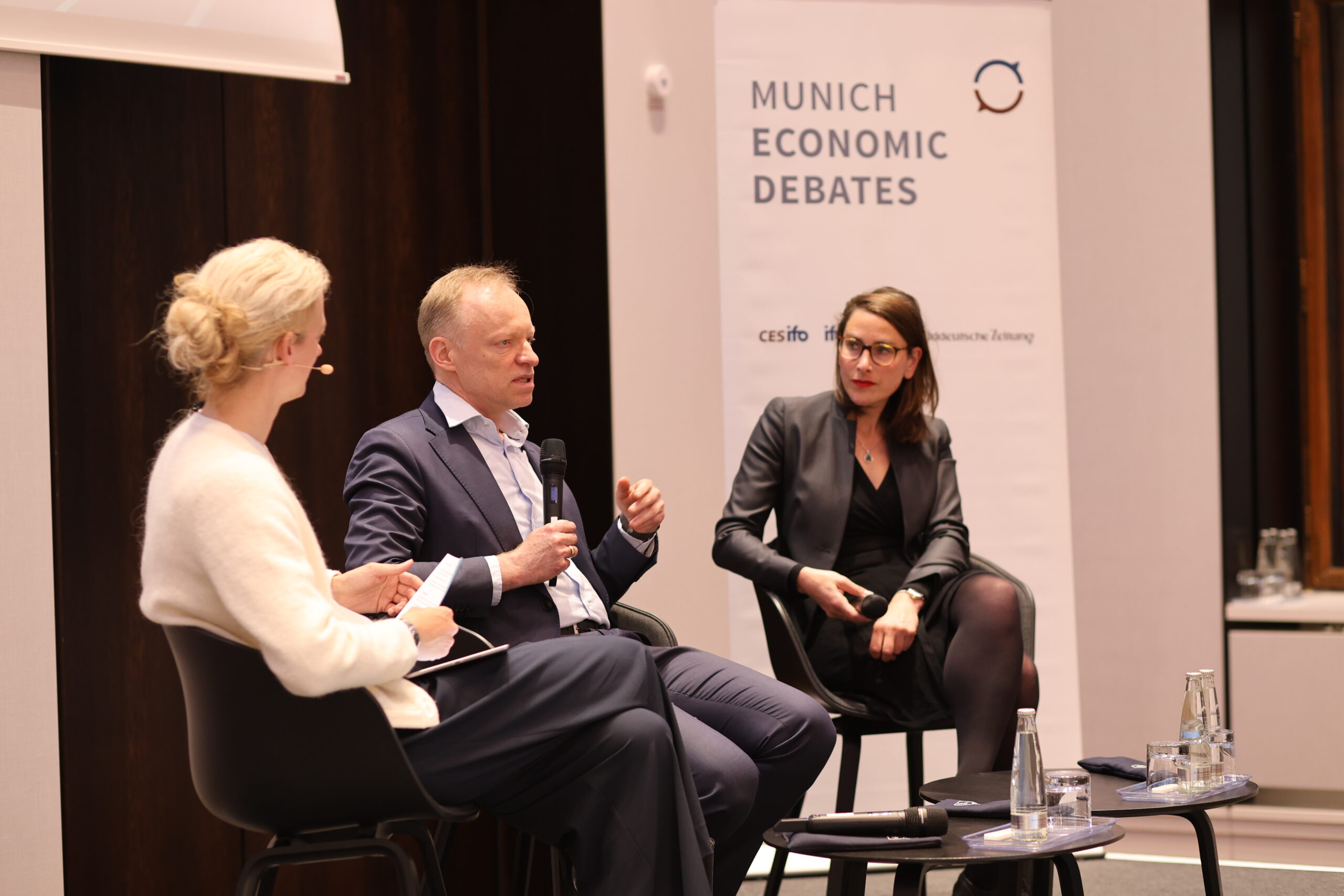 Munich Economic Debates. Auf dem Panel: Lisa Nienhaus, Ressortleiterin Wirtschaft, Süddeutsche Zeitung; Prof. Clemens Fuest, Präsident des Ifo-Instituts für Wirtschaftsforschung; Julia Friedlander, Geschäftsführerin, Atlantik-Brücke.