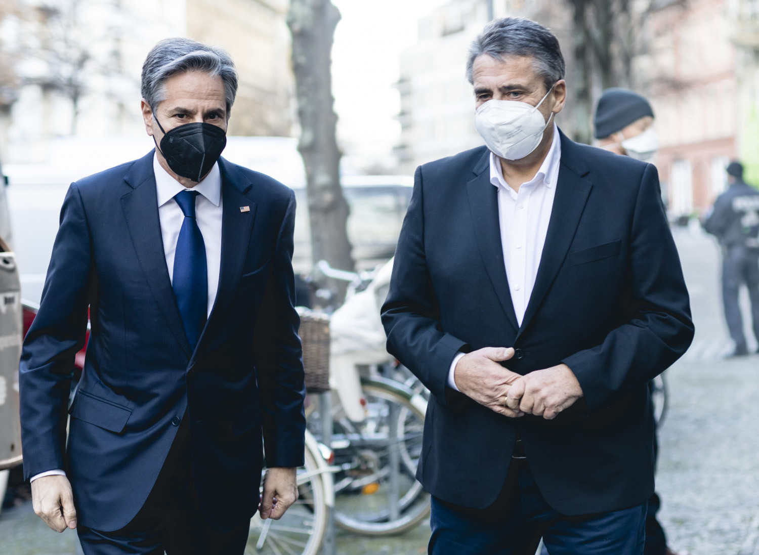 Der Vorsitzende der Atlantik-Brücke, Sigmar Gabriel, begrüßt den Außenminister der Vereinigten Staaten von Amerika, Antony J. Blinken, in Berlin am 20.01.2022.