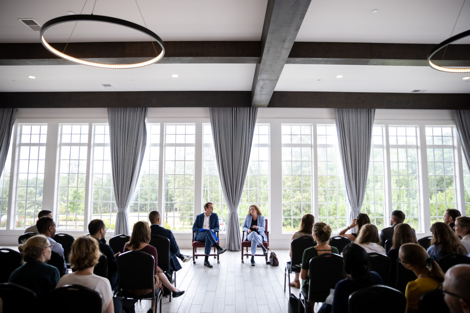 Melanie Moltmann, die deutsche Generalkonsulin in Atlanta im Gespräch mit Jacob Schrot