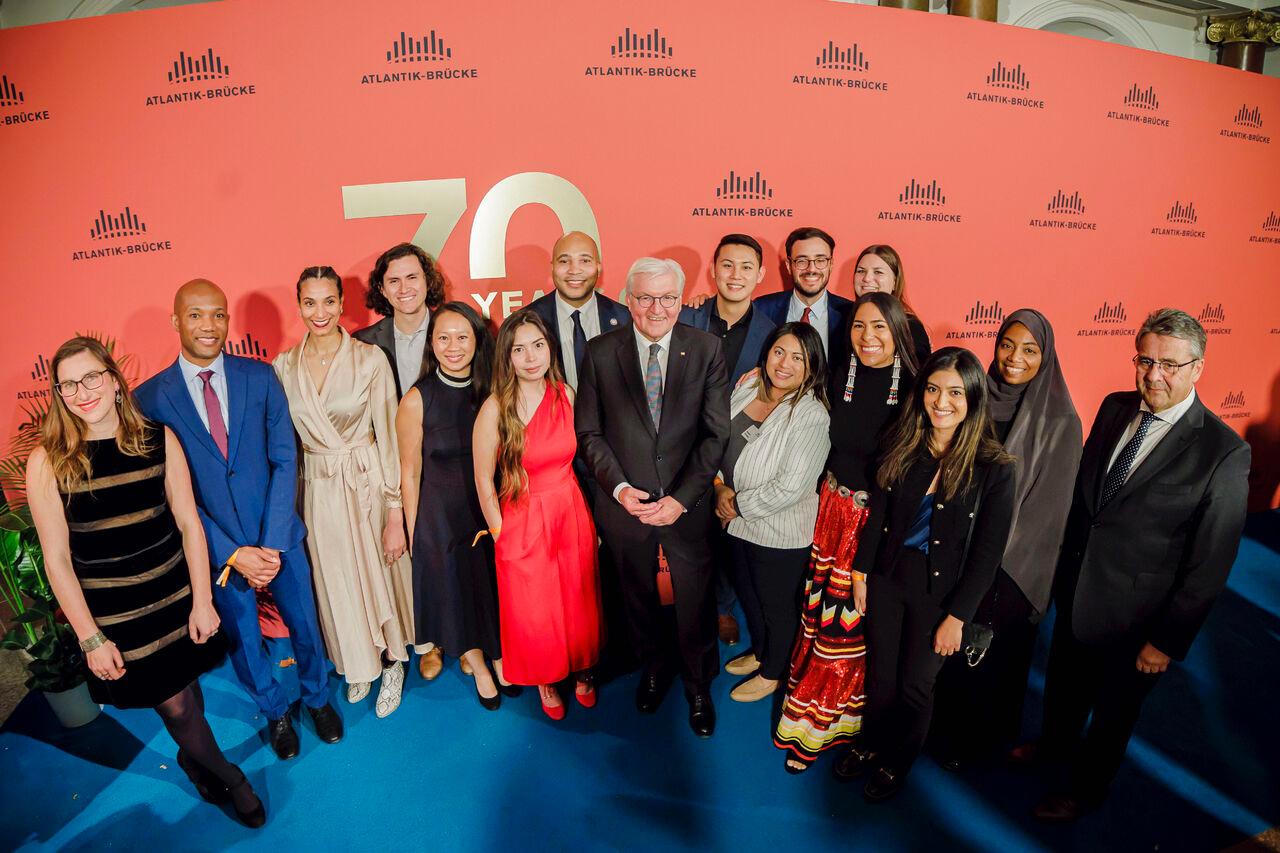 Die New Bridge Fellows mit Bundespräsident Frank-Walter Steinmeier bei der Jubiläumsfeier zu 70 Jahren Atlantik-Brücke